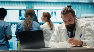 Teşhis başarılarını kutlamak, el çırpmak ve kabinedeki iyi haberi alkışlamak için tıbbi personelin beşlik çakmasından memnun. Yetenekli sağlık görevlileri hastalıkla savaşıyor. Kamera A.