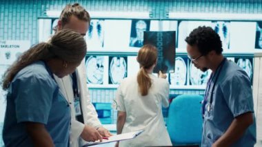 Tıp uzmanları insan anatomisi ve hastalık teşhisi konusunda işbirliği yapıyorlar. Radyoloji ve radyografi alanında uzman bir doktor ekibi doğru tedavi hizmetlerini, takım çalışmasını destekliyor. Kamera A.