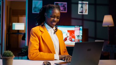 E-öğrenim yazılımı konulu çevrimiçi derslere katılan üniversite öğrencisi, özel öğretmen ve sınıf arkadaşlarıyla grup projeleri hakkında tartışıyor. Kız derslere ya da eğitici videolara bakıyor. Kamera B.