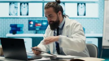 Sinirli doktor, tehlikeli hastalıklara karşı en iyi tedaviyi bulmak için baskı altında çalışan dosyaları atıyor. Doktor, özel bir klinikte test sonuçlarını incelerken kendini öfkeli hissediyor. Kamera A.