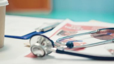 İlaç, klinik, hastalık önleme ve terapi üzerinde çalışan modern aletlerle donatılmış özel bir tesiste boş bir dolap, sigortanın tedavisine yardım.