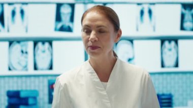 Tedavi hizmetlerini tartışmak için tıp ekibiyle yapılan bir toplantıya öncülük eden uzman, kolektif çalışmayı geliştirmek için test sonuçlarını personelle analiz ediyor. Yardım için sağlık kayıtlarını kullanıyorum. Kamera A.