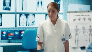 Doktor, gelecek bakım planlarını tartışmak için bir tedavi merkezinde bir toplantıya başlıyor. Sağlık hizmetlerini iyileştirmek için test sonuçlarını personelle analiz ediyor. Hastalıkları önlemek için tıbbi kayıtlar. Kamera A.