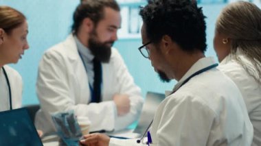 Sağlık uzmanları röntgen sonuçlarını inceleyerek en iyi tedavi planını, tıbbi büro toplantısını bulurlar. Radyoloji ve hastalık önleme, analitik kontrol konularında uzmanlaşmış ortak çalışmalar. Kamera A.