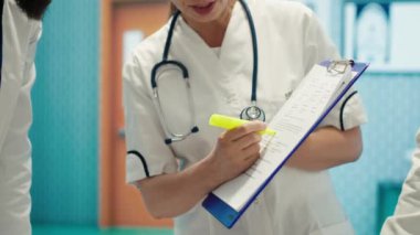 Tıbbi uzmanlardan oluşan bir ekip, bir hastalık için tedavi sağlamadan önce sağlık kayıtları üzerinde x ışını test sonuçlarını vurguluyor. Doktorlar hızla iyileşmesini sağlıyorlar. Kamera A.