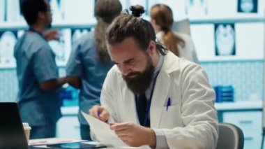 Muhtelif sağlık ekipleri, kabinede tehlikeli bir hastalığın teşhisini bulduktan sonra uzman doktorları alkışlıyor. Sağlık hizmetlerinin başarısını kutlayan becerikli doktorlar. Kamera A.
