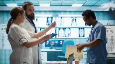 Doktorlar ve radyologlar tedavi hizmetini geliştirmek için insan anatomisi taramalarını inceliyorlar. Doğru sağlık çözümleri için radyoloji ve teşhis konularında ekip çalışması ve uzmanlık yapıyorum. Kamera B.