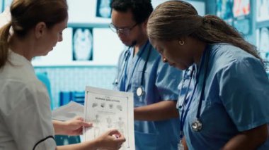 Hastane personeli kabine toplantısında insan anatomisini inceledi. Bir grup doktor, hastalıkların önlenmesi, radyoloji bölümü için doğru tedavi hizmetini sağlıyorlar. Kamera A.