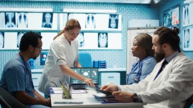 Doktorlar özel bir tesiste elektrokardiyogram sonuçlarını inceleyip hastalıkların önlenmesi için insan organlarını analiz ediyorlar. Hastane kayıtlarına ve kardiyoloji taramasına bakıyorum. Kamera B.