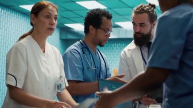 Uzman doktor, departman toplantısında tedavi planı bulmak için test sonuçlarını personelle birlikte analiz eder. Lisanslı doktorlardan oluşan bir ekip radyoloji teşhisi ve genel uzmanlık sağlamak için birlikte çalışıyor. Kamera A.