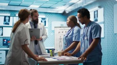 Nöroloji uzmanı MRI beyin taraması sonuçlarını doktorlarla birlikte inceleyerek hastalıkların önlenmesi için doğru tedavi planını tartışıyor. Lisanslı nörolog ve ekibi tomografiyi inceliyor. Kamera B.