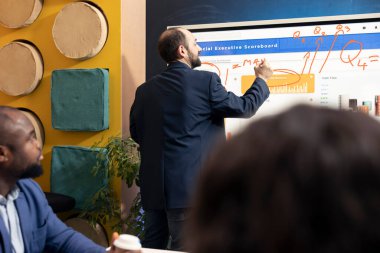 İş arkadaşları interaktif kuruldaki raporları ve bilgi grafiklerini inceliyor, kalkınma için gerekli bilgileri araştırmak üzere güçlerini birleştiriyor. Meslektaşlar yasal değişiklikleri tartışıyor.