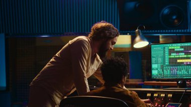 Müzisyen ve ses teknisyenlerinden oluşan çeşitli bir ekip profesyonel müzik stüdyosunda hit bir şarkı yaratıyor. Yapımcı ile sanatçı karıştırma konsolu üzerinde şarkılar düzenleme ve kayıt. Kamera A.