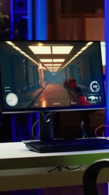 Dikey video Neon boş bir dairede klavye, hoparlör, kablo faresi ve kulaklığın yanında açılan PC aygıtının bileşenleri. Renkli gpu ve Cpu parçalarıyla evde bilgisayar, dönüm noktası