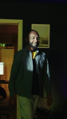 Dikey Video Adam bilgisayar masasında bilgisayar oyunu oynamak için eve geliyor, işten izin gününün tadını çıkarıyor. Oyuncu odaya giriyor, çevrimiçi çok oyunculu nişancı B kamerasında düşmanla savaşıyor.