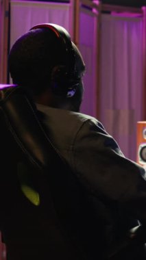 Dikey video oyunu oyuncusu tek kişilik uzay gemisi arcade yarış video oyunu kaybediyor, evdeki bilgisayar sisteminde oyunu ekranda görüyor. Zor oyunda mağlup olan adam üzgün.