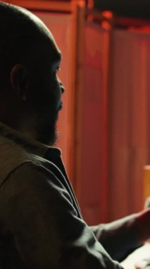 Dikey Video Adam iş vardiyasından sonra PC ekranında SF uzay video oyunu oynamak için eve geliyor. Oyuncu odaya giriyor, RGB 'de bilgisayardan uzay gemisi uçurma oyununa başlıyor gece geç saatlerde evi aydınlatıyor, kamera