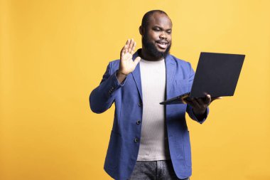 Video konferans sırasında iş arkadaşlarıyla yapılan görüşmeler, stüdyo geçmişi. Neşeli yönetici iş arkadaşlarıyla çevrimiçi video görüşmesi yapıyor.