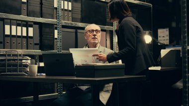 Federal araştırmacılar noktaları birleştirmek ve suçluyu bulmak için adli tıp kanıtlarını ve otopsi raporlarını inceliyor. Dedektif ve özel ajan ekibi suç faaliyetlerini çözmeye çalışıyor. Kamera B.