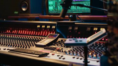 Teknik ekipman ve müzik kayıt yazılımlı kontrol odası, profesyonel stüdyo düzenleme ve yapımcı şarkıları. Hareket eden faders ve renkli metre ile ses konsolu, yüksek kaliteli sesler.