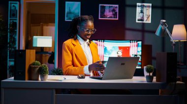 Üniversite öğrencisi grup projesinde çalışan bir sınıf arkadaşıyla tartışıyor, kız telefonu kapatıyor. Sinirli bir insan iş arkadaşına kızıyor. Kamera B.