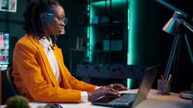 Sanal web sınıfına, işletme yönetimi derslerine girmeden önce ders materyallerini ve ders notlarını inceleyen öğrenci. Öğrenci verileri hesap tablosu kullanarak yorumlamayı öğreniyor. Kamera B.