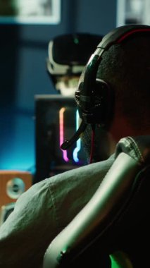 Oyun bilgisayarında video oyunu oynarken bilgisayar ekranının önünde dikey video adam görüntüsü almak, oyun bitti. Oyuncu, Esport turnuvasında rakip oyunculara yenildikten sonra üzgün hissediyor