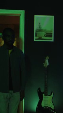 Dikey Videocu, neon ışıklı apartman oturma odasında bilgisayar ekranında FPS video oyunu oynamak için eve geliyor. Oyuncu oturma odasına giriyor, bilgisayar masaüstündeki nişancı oyununun keyfini çıkarıyor, kamera B