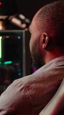 Neon ışıklı apartman dairesinde dikey video oyuncusu bilgisayar masaüstünde uzay gemisi uçan tek oyunculu oyunda göktaşları vuruyor. Galaksiyi yöneten oyuncu, oyun simülasyonunda düşmanları havaya uçuruyor