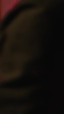 Vertical video Pro oyuncusu stüdyoya geliyor, abonelere canlı yayın sırasında düşmanları yenmek için strateji öğretmeye başlıyor. Video oyunları kaydeden adam internet izleyicileri için esport rehberi, kamera B