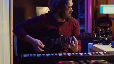 Dave 'in stüdyosunda çalışan sanatçı konsol ve ses panosu, ses mühendisliği üzerine yeni müzik kaydediyor. Gitarda çalan ve sesi ayarlayan bir müzisyen. Kamera A.