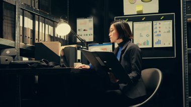 Kolluk kuvvetleri eski davaları devam eden soruşturmayla benzer adli kanıtlarla yeniden açıyor. Ajan yeni ipuçları bulmak için gizli bilgileri inceliyor. Kamera B.