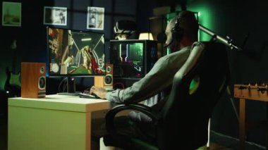 Oyun bilgisayarında video oyunu oynarken bilgisayar ekranının önünde avuç içi gösterimi yapan adam oyunu alıyor. Oyuncu, Esport turnuvasında rakip oyuncular tarafından mağlup edildikten sonra üzgün hissediyor: Kamera B