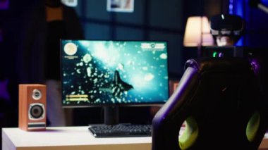 Adamın biri mesaisi bittikten sonra bilgisayar ekranında SF uzay oyunu oynamak için eve geliyor. Oyuncu odaya giriyor, RGB 'de bilgisayardan uzay gemisi uçurma oyununa başlıyor gece geç saatte evi aydınlatıyor, kamera A