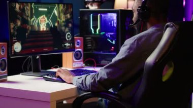 Oyuncu, online çok oyunculu video oyunu maçını kaybettikten sonra, rakip oyuncular tarafından alt edildikten sonra rahatsız oluyor. Üzgün adam oyunu izledikten sonra masaya vuruyor bilgisayar ekranında mesaj üzerinden, kamera A