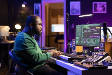 Yaratıcı söz yazarı mikrofon ve Midi kontrolörüyle yeni şarkılar kaydediyor. Ev stüdyosunda piyano çalıyor. Elektronik klavye ve stereo teçhizatla müzik besteleyen yetenekli bir müzisyen..