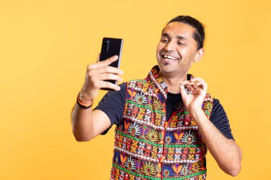 Komik bir adamın uzaktan telefon görüşmesinde komik arkadaşlarıyla sohbet etmesi, eğlenmesi. Mutlu insan gülüyor, video konferans sırasında eşinden espriler duyuyor, stüdyo arka planında izole edilmiş.