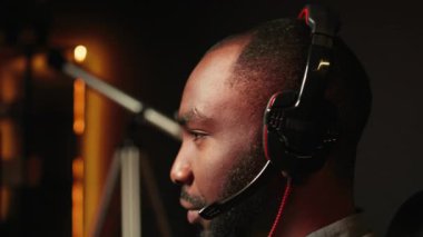 Çevrimiçi oyun şampiyonası sırasında güçlü bir bilgisayarda video oyunu izleyip kulaklığa konuşan profesyonelleri kapatın. Oyuncu Esport oyuncular takımında yer alıyor, oyunda yarışıyor, kamera B