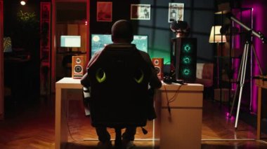 Adam bilgisayar masasında bilgisayar oyunu oynarken mutlu hissediyor, zaferi kutluyor. Neşeli oyuncu oyun bilgisayarındaki oyunu kazandıktan sonra çok sevindi. Kamera B: