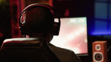 Arkadaşlarıyla internetteki çoklu oyunculu uzay gemisi video oyununun keyfini çıkarmak için kulaklık kullanan adam, kapat. Takım arkadaşlarıyla iletişim kuran oyuncu mikrofon, uçan uzay aracı, kamera A