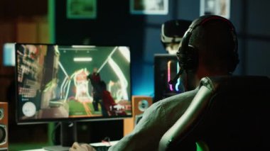 Oyun bilgisayarında video oyunu oynarken bilgisayar ekranının önünde avuç içi gösterimi yapan adam oyunu alıyor. Oyuncu, Esport turnuvasında rakip oyuncular tarafından mağlup edildikten sonra üzgün hissediyor: Kamera A