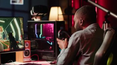 Oyun odasında kulaklıkla gülümseyen oyuncular, güçlü bilgisayarlarda video oyunları oynayanlar, arkadaşlarıyla sohbet edenler. Neşeli esport oyuncusu oyun turnuvasında oynuyor, kamera A