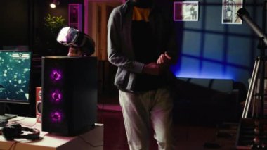 İş vardiyası bittikten sonra PC masaüstünde SF oyunu oynamak için eve gelen kişi. Oyuncu oturma odasına giriyor, bilgisayarla uzay gemisi uçurma oyunu başlıyor. Neon ışıklı ev gece geç saatlerde, kamera B