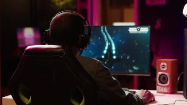 Kalbi kırık oyuncu, online çok oyunculu video oyununda kaybettikten sonra, rakipleri tarafından mağlup edildikten sonra üzüntüye boğuldu. Maçı ekranda, bilgisayar monitöründe, kamera A 'da izledikten sonra ellerini kafaya koyan adam hayal kırıklığına uğradı.