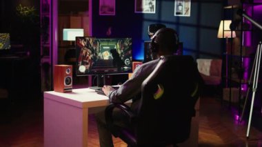 Oyuncu, online çok oyunculu video oyunu maçını kaybettikten sonra, rakip oyuncular tarafından alt edildikten sonra rahatsız oluyor. Depresyondaki adam oyunu izledikten sonra masaya vuruyor bilgisayar ekranında mesaj üzerinden, kamera B