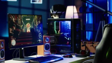 Bilgisayar ekranında FPS video oyununun gece yarısı RGB ışıkları olan boş bir dairede açık bırakıldığını gösteriyor. Oturma odasında, bilgisayar, klavye ve fareyi hiç insan olmadan yakın çekim yap.