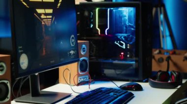 RGB en son oyun oynayabilen, yakın çekim yapabilen, boş bir dairede pervaneleri aydınlatıyor. Ev oturma odasındaki güçlü masaüstü bilgisayarına bileşenlerin odak noktası