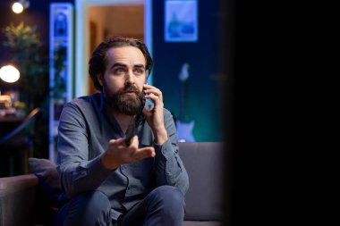 Şaşkın hayran TV 'de canlı spor müsabakaları izliyor ve arkadaşlarıyla akıllı telefondan konuşuyor, birlikte yorum yapıyor. Arama sırasında evde eşle eşleşen eşleşmeyi analiz eden destekleyici