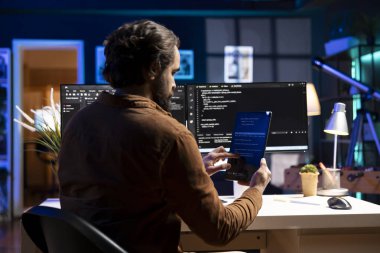 Programcı, saldırganların sistemlerden ödün vermesini sağlayan yazılımlardaki savunmasızlıkları düzeltmek için tablet kullanıyor. İşletim sistemindeki güvenlik açığıyla ilgilenen, aygıta kod yazan adam