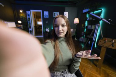 Neşeli Z neslinin POV 'u akıllı telefonlu giriş videosunu selfie çubuğunda kaydediyor, izleyicileri kanala abone olmaya davet ediyor. Etkileyici, hayran kitlesine bağlanırken kendini çekmek için selfie kamerası kullanıyor.
